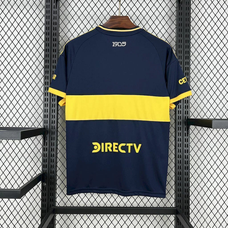 Camisa Boca Juniors Home (1) 2025/26 Adidas Torcedor Masculina azul com faixa amarela horizontal, escudo bordado e logo Adidas estampado.