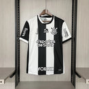 Camisa Corinthians third 2024/25 Nike Torcedor masculina com patrocínios, listrada em preto e branco, exibida em fundo neutro, modelo com tecnologia DRI-FIT e escudo do clube em destaque