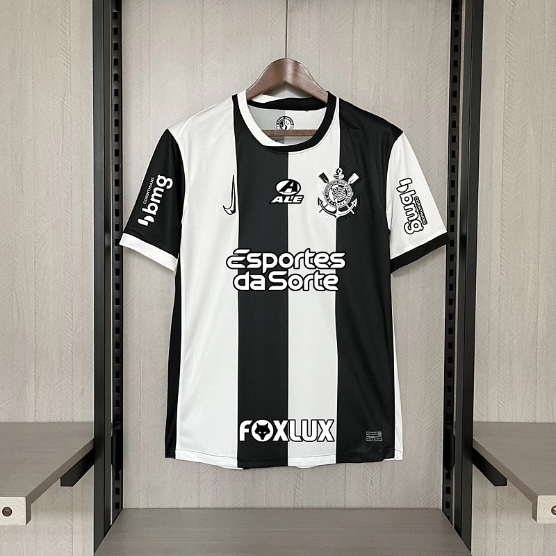 Camisa Corinthians third 2024/25 Nike Torcedor masculina com patrocínios, listrada em preto e branco, exibida em fundo neutro, modelo com tecnologia DRI-FIT e escudo do clube em destaque