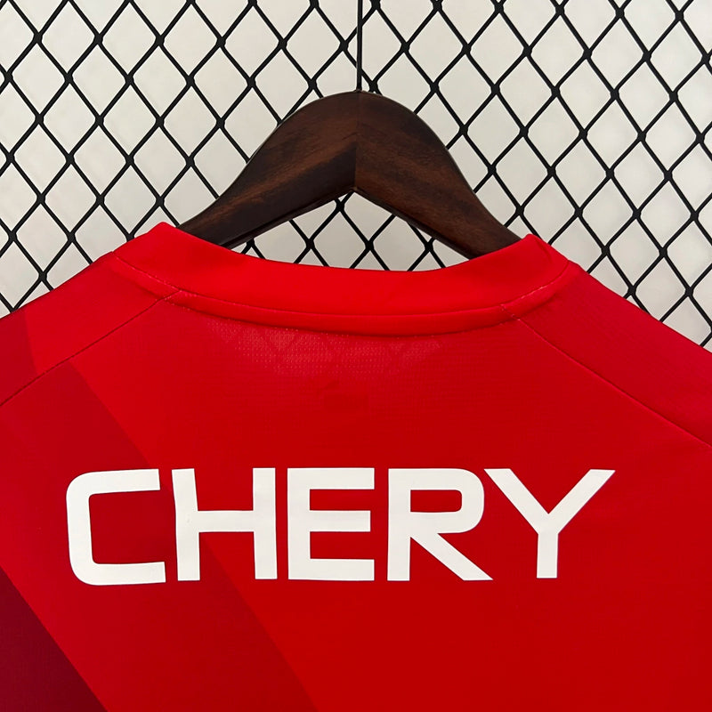Camisa Universidad Católica Away II 2024/25 Puma Torcedor Masculina vermelha, uniforme de futebol chileno com tecnologia DryCell, design moderno e escudo da Católica em destaque.