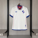 Camisa Nacional Uruguai Treino Umbro 2025/26 Torcedor Masculina Branca com escudo bordado e logo da Umbro, modelo oficial para torcedores do Club Nacional de Football.
