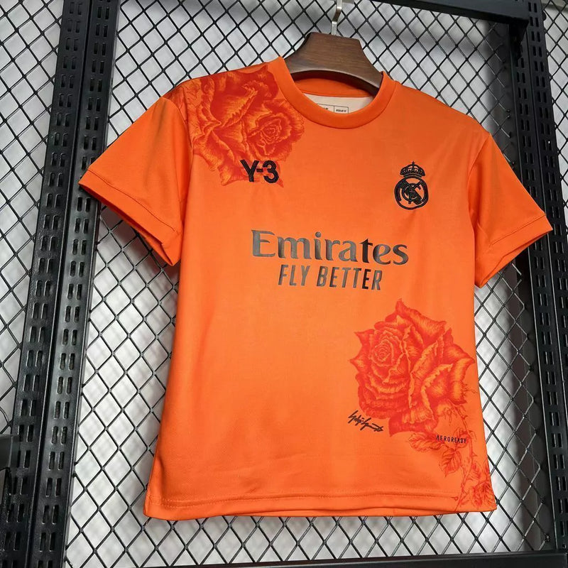 “Kit infantil Real Madrid 2024/25 Edição Y-3 Laranja completo, camisa e shorts oficiais, uniforme infantil licenciado do clube espanhol para jovens torcedores