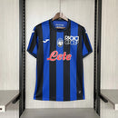 Camisa Atalanta Home I 2024/25 Torcedor Masculina azul e preta, com listras verticais tradicionais, escudo bordado e gola reforçada, simbolizando a força e a elegância da Atalanta BC.