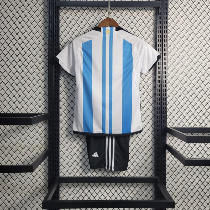 Kit Infantil Argentina Home I 2022/23 Adidas - uniforme infantil da Seleção Argentina com camisa e short, cores tradicionais azul e branco, inspirado na Copa do Mundo, ideal para jovens torcedores