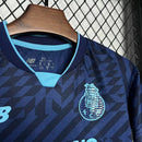 "Kit Infantil FC Porto Third III 2024/25 New Balance completo com camisa, shorts e meias, oficial, escudo do clube em destaque, design moderno e confortável para crianças de 3 a 13 anos"