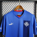 "Camisa Islândia Home I 2022/23 Puma masculina azul com detalhes em branco e vermelho, gola careca, mangas curtas e tecido leve respirável para torcedores"