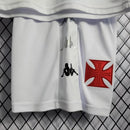 Kit Infantil Vasco Home 2022/23 Adidas, camisa preta com faixa diagonal branca, shorts e meias combinando, uniforme oficial para torcedores mirins do Vasco da Gama