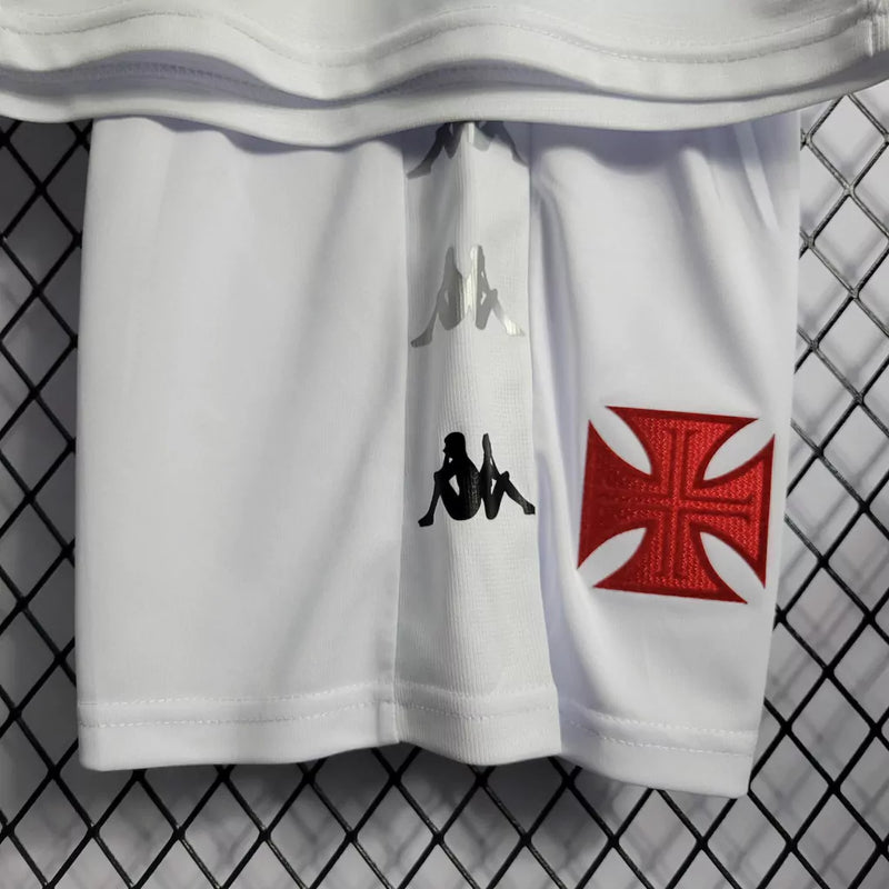 Kit Infantil Vasco Home 2022/23 Adidas, camisa preta com faixa diagonal branca, shorts e meias combinando, uniforme oficial para torcedores mirins do Vasco da Gama