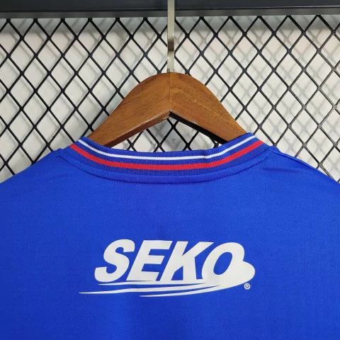 Camisa Rangers FC Home I 2023/24 Castore Torcedor Masculina Azul, uniforme moderno do clube escocês com escudo bordado e design elegante.