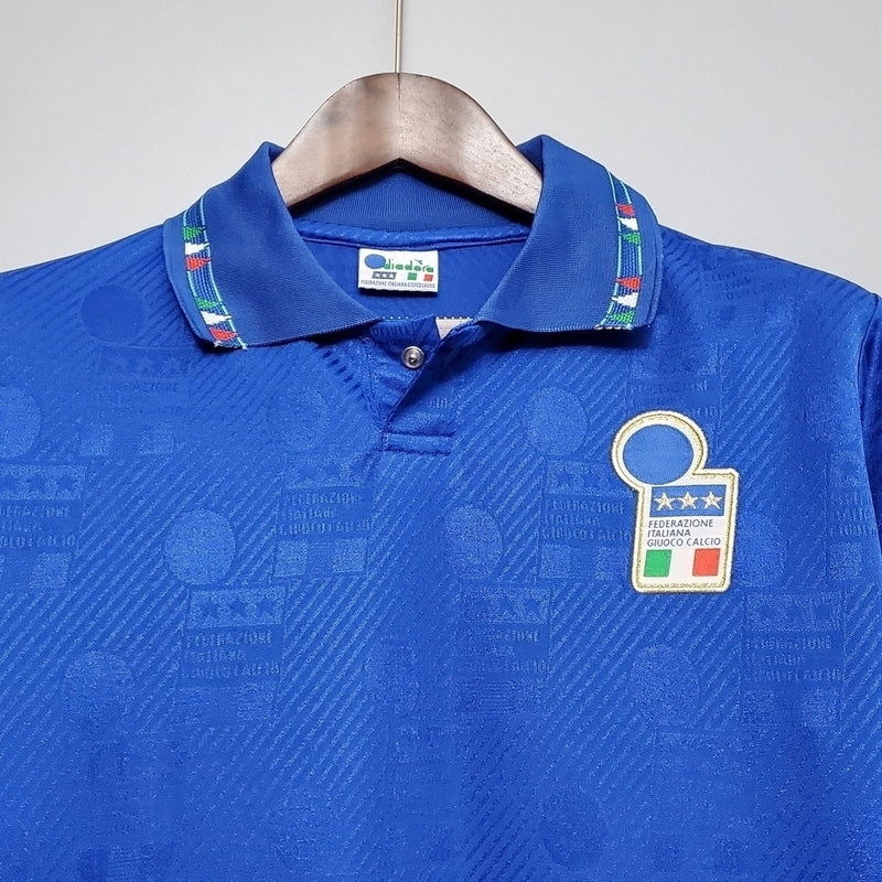 Camisa Itália Home I 1994/95 Retrô masculina, azul, com escudo da seleção italiana no peito e detalhes clássicos da temporada 1994/95, feita em tecido leve e confortável, ideal para colecionadores, fãs de futebol histórico e uso casual.”