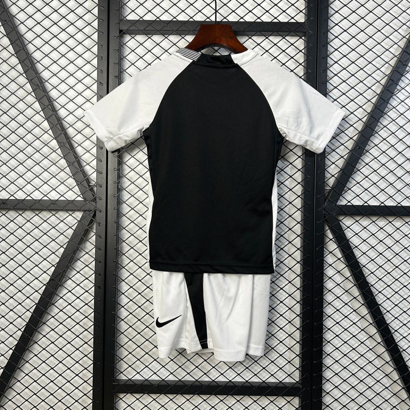 "Kit Infantil Corinthians Away 2025/26 Nike, uniforme oficial com camisa preta, shorts e meias, ideal para crianças de 3 a 13 anos torcedoras do Timão."