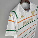 Camisa Venezia Away II 2022/23 Kappa Torcedor Masculina Branca com detalhes dourados e verdes, escudo do clube e design elegante inspirado em Veneza.”