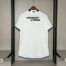 Camisa Colo-Colo Home I 2024/25 Adidas Torcedor Masculina branca, uniforme principal do clube chileno, design clássico com escudo do Colo-Colo e logo Adidas, ideal para torcedores e colecionadores.