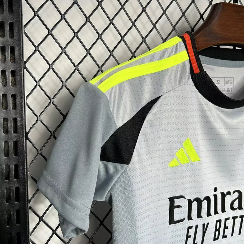Kit Infantil Benfica Third III 2024/25 Adidas com camisa e short, tecido leve e respirável, ideal para pequenos torcedores das Águias com estilo e conforto."
