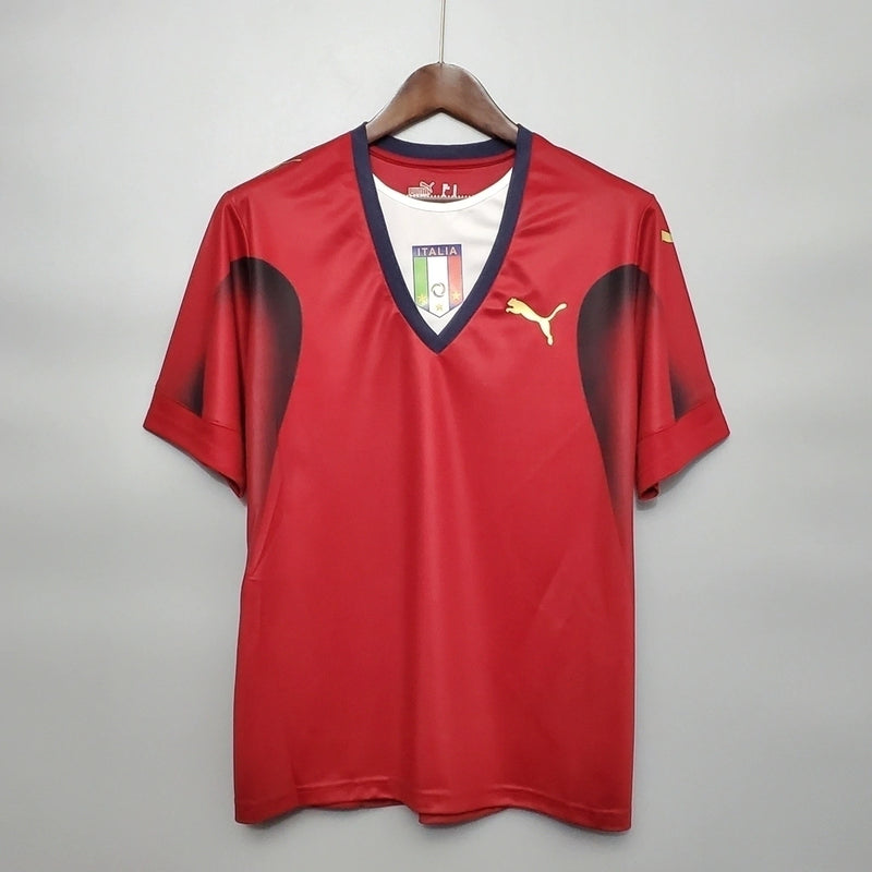 “Camisa Itália Goleiro 2006/07 Puma Retrô masculina, vermelha, com escudo da seleção italiana no peito e detalhes clássicos da temporada 2006/07, feita em tecido leve e confortável, ideal para colecionadores, fãs de futebol histórico e uso casual.”