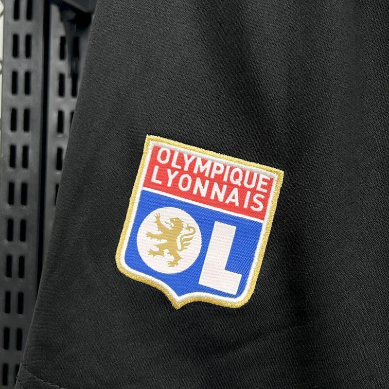 Kit Infantil Olympique de Lyon II 2024/25 Adidas na cor preta, composto por camisa com escudo do clube bordado no peito, short combinando com logo Adidas e meiões, ideal para crianças de 3 a 13 anos, com design moderno e tecnologia AEROREADY.