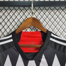 Texto alternativo para imagem:

"Camisa River Plate Away (2) 2023/24 Adidas Torcedor Masculina, modelo preto com faixas diagonais cinzas e detalhes em vermelho, escudo do River Plate bordado e logo Adidas, versão oficial licenciada."

