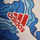 Camisa Japão Concept Waves 2023/24 Adidas Torcedor Masculina azul com design inspirado nas ondas japonesas ukiyo-e, uniforme da seleção japonesa de futebol com tecnologia AEROREADY. Curiosidade: o Japão possui mais de 29 mil km de litoral, e o mar sempre foi símbolo cultural do país.