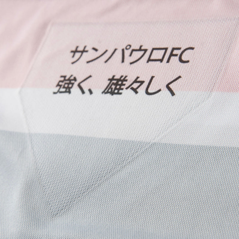 Camisa Comemorativa SPFC 2025 Masculina New Balance na cor preta com detalhes dourados, faixa tricolor no peito e escudo oficial do São Paulo Futebol Clube.
