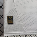 Camisa Egito Away II 2025/26 Puma Torcedor Masculina branca, com detalhes em vermelho e preto, tecido leve e respirável, ideal para treinos, partidas e torcedores da seleção egípcia”