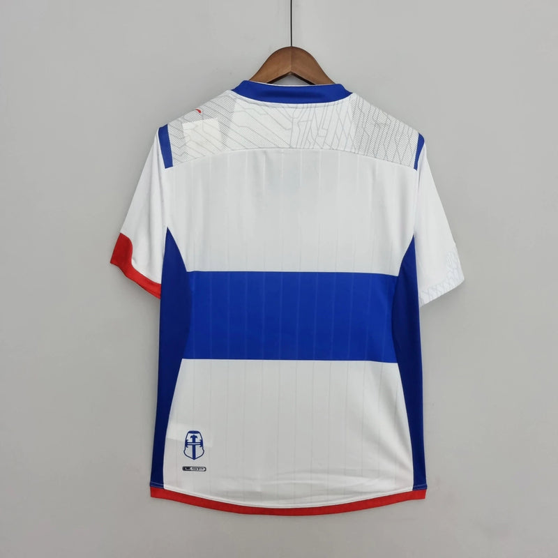 Camisa Retrô Universidad Católica Home I 2009/10 Puma Masculina branca, uniforme titular clássico do futebol chileno com escudo da Católica no peito, design retrô, ideal para torcedores e colecionadores.