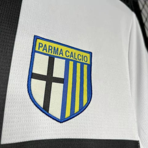 Camisa Parma Home I 2024/25 Puma Torcedor Masculina Branca com cruz azul, escudo bordado e design clássico do clube italiano.”