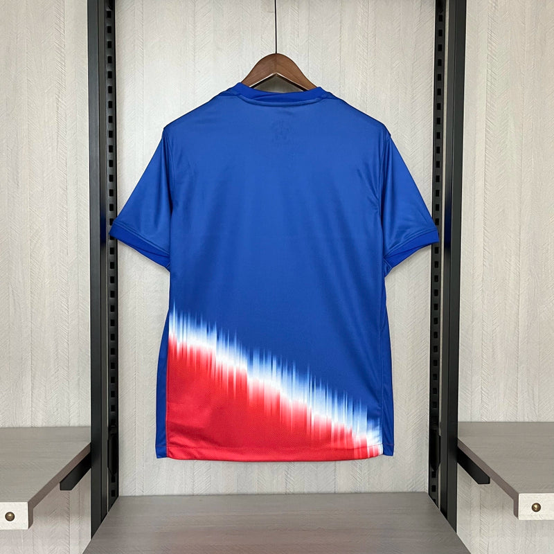 Camisa Estados Unidos Away II 2024/25 Nike masculina azul, uniforme torcedor USA soccer, detalhes em branco e vermelho, tecido leve e respirável, corte masculino."
camisa Estados Unidos 2024/25 azul
camisa USA soccer Away masculina
camisa seleção EUA torcedor
uniforme Estados Unidos 2024