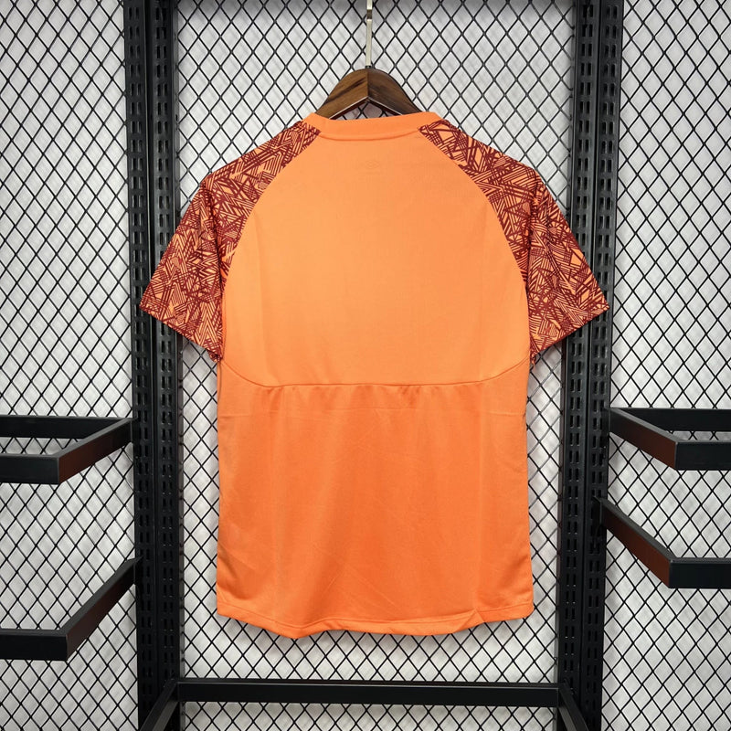 Camisa Athletico Paranaense Treino 2024/25 Umbro Torcedor Masculina laranja vibrante com escudo oficial bordado e logo Umbro estampado, modelo oficial de treino do clube paranaense.