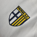 Camisa Parma Away II 2003/04 Retrô Masculina Branca com detalhes azuis e dourados, escudo histórico bordado e design clássico inspirado na era de ouro do clube.”