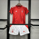 Kit Infantil Nottingham Forest Home I 2024/25 Adidas com camisa e short, tecido leve e respirável, ideal para pequenos torcedores do clube inglês com estilo e conforto.