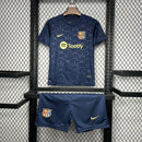 Kit Infantil Barcelona 125 anos 2024/25 Nike oficial, camisa azul e grená com escudo do FC Barcelona em destaque, shorts e meias combinando, uniforme completo para crianças de 3 a 14 anos"