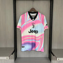 Camisa Juventus 2019/20 Adidas Retrô Masculina rosa, escudo da Juventus bordado no peito, gola redonda clássica e detalhes em preto e branco.