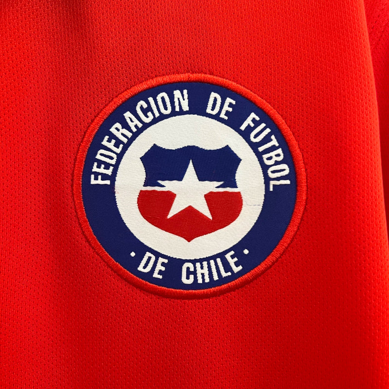 Camisa Chile Home II 2015/16 Nike retrô masculina vermelha com detalhes azuis e brancos, gola polo com botão e tecido leve respirável para torcedores e colecionadores