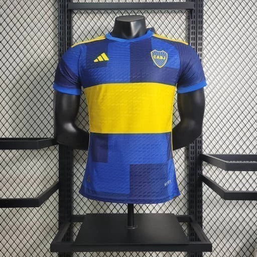 “Camisa oficial de futebol masculina, com design moderno e cores vibrantes, destacando o escudo do clube e logo da marca esportiva”