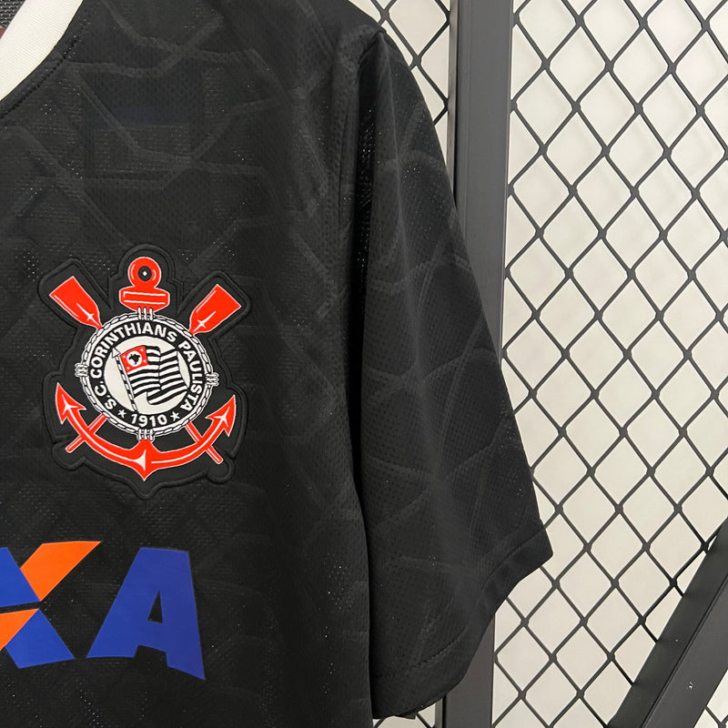 Camisa Corinthians Away II 2012/13 Nike modelo torcedor masculina, predominantemente preta com listras verticais cinza-escuras, escudo do clube no lado esquerdo do peito, logo da Nike em branco no lado direito e gola em formato V