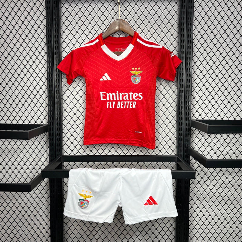 Kit Infantil Benfica Home I 2024/25 Adidas - camisa e short infantil do Benfica, uniforme oficial temporada 2024/25, tecido leve e respirável, ideal para pequenos torcedores
