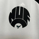 Camisa Newcastle Third III 2024/25 Adidas Torcedor Masculino - uniforme alternativo dos Magpies, design moderno em cores exclusivas, escudo do clube e logo Adidas em destaque.