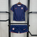 "Kit Infantil Estados Unidos Away II 2025/26 Nike, uniforme oficial com camisa e shorts, design moderno da seleção norte-americana, disponível dos 3-4 aos 12-13 anos."