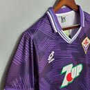 Camisa Fiorentina Home I 1992/93 Retrô Masculina roxa com gola clássica e escudo bordado, inspirada na era dourada do futebol italiano, ideal para torcedores e colecionadores que amam o estilo retrô.