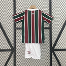 "Kit Infantil Fluminense Home 2024/25 Umbro completo para pequenos torcedores, com camisa tricolor verde, grená e branco bordada com escudo oficial e short correspondente, ideal para treinos, jogos e uso casual."