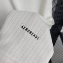 Camisa Alemanha 125 Anos 2025/26 Adidas Torcedor Masculina na cor branca, com escudo dourado comemorativo e gola retrô, celebrando 125 anos da seleção alemã.

 