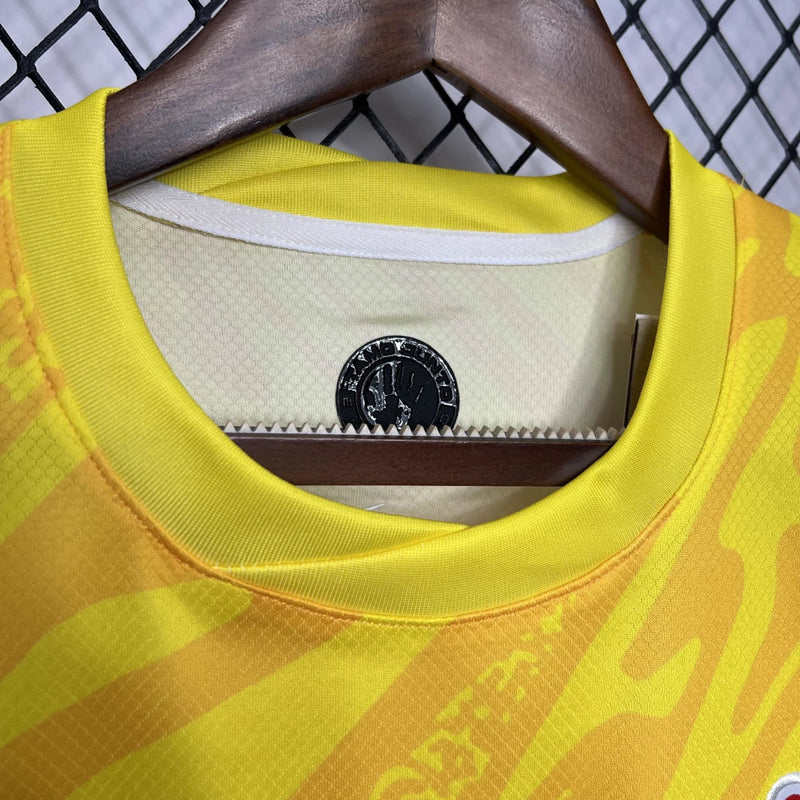 Detalhe do escudo bordado Corinthians na camisa de goleiro 2024 Nike