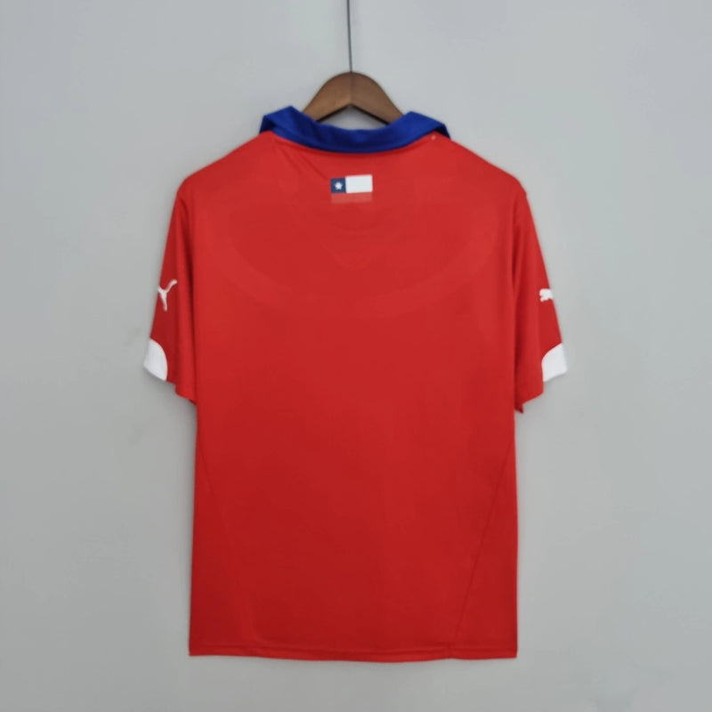Camisa do Chile 2014 retrô masculina Puma vermelha, modelo Home Copa do Mundo, uniforme clássico da seleção chilena com gola polo azul, escudo bordado e tecido leve."
camisa do Chile 2014
camisa retrô Chile masculina
camisa Puma seleção chilena
camisa Copa do Mundo Chile