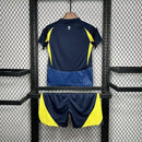 "Kit Infantil Al-Nassr Away II 2024/25 Adidas oficial, camisa azul com detalhes em amarelo, escudo do Al-Nassr em destaque, shorts combinando, uniforme completo para crianças de 3 a 13 anos"
