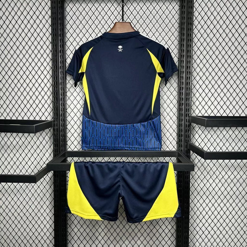 "Kit Infantil Al-Nassr Away II 2024/25 Adidas oficial, camisa azul com detalhes em amarelo, escudo do Al-Nassr em destaque, shorts combinando, uniforme completo para crianças de 3 a 13 anos"
