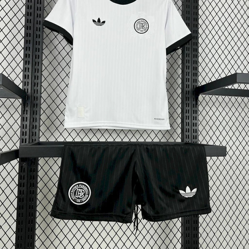 Kit Infantil Alemanha 125th Anniversary 2025 Adidas – uniforme oficial comemorativo de 125 anos da seleção alemã, camisa e short infantil nas cores tradicionais, ideal para jovens torcedores e colecionadores.