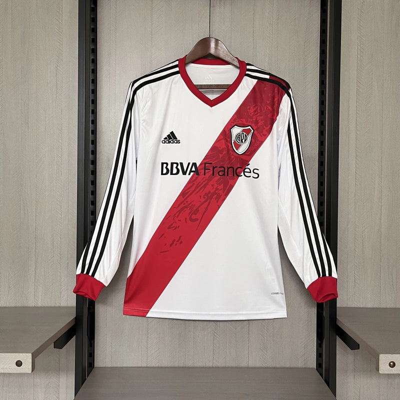 Camisa River Plate Home I 2013/14 Adidas Retrô Masculina Manga Longa Branca com faixa diagonal vermelha, uniforme clássico do River Plate argentino, modelo retrô colecionável disponível na Wazemix."