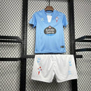 Kit Infantil Celta de Vigo Home (1) 2024/25 Hummel oficial – camisa azul celeste e shorts, uniforme completo para jovens torcedores do Celta, confortável e ideal para treino, lazer ou presente."