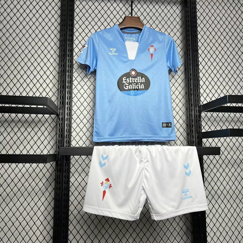 Kit Infantil Celta de Vigo Home (1) 2024/25 Hummel oficial – camisa azul celeste e shorts, uniforme completo para jovens torcedores do Celta, confortável e ideal para treino, lazer ou presente."