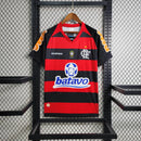 Camisa Flamengo Home I 2010/11 Olympikus vermelha e preta com listras horizontais, leve e respirável, ideal para torcedores Rubro-Negros e colecionadores de camisas históricas."